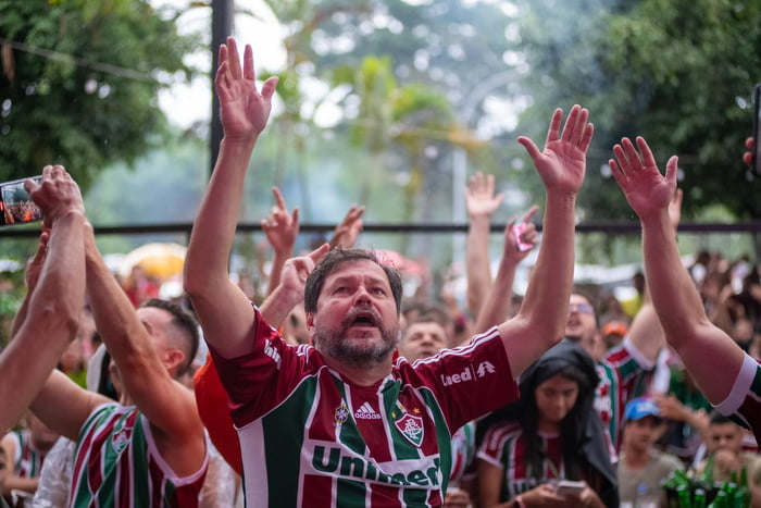 Imagem colorida de torcedores do Fluminense