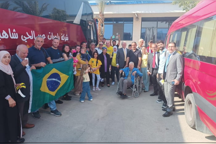 Grupo de cidadãos brasileiros que aguarda autorização para sair da Faixa de Gaza