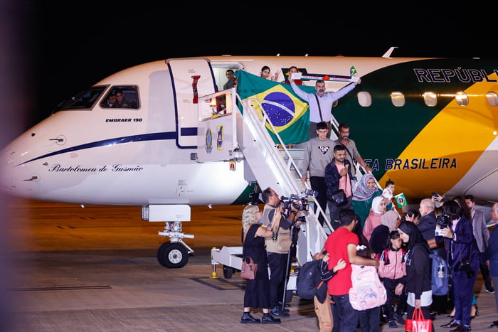 Brasileiros repatriados da Faixa de Gaza chegam na Base Área de Brasília 4