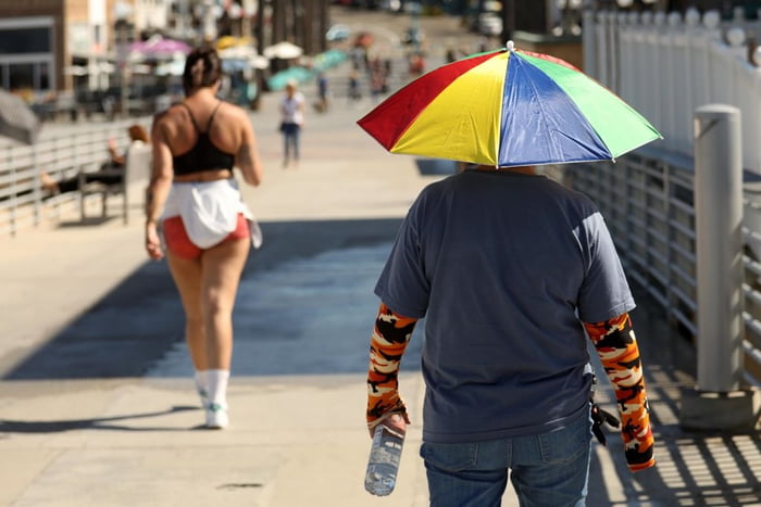 Imagem colorida de proteção contra o calor, homem evitando o sol na cabeça clima