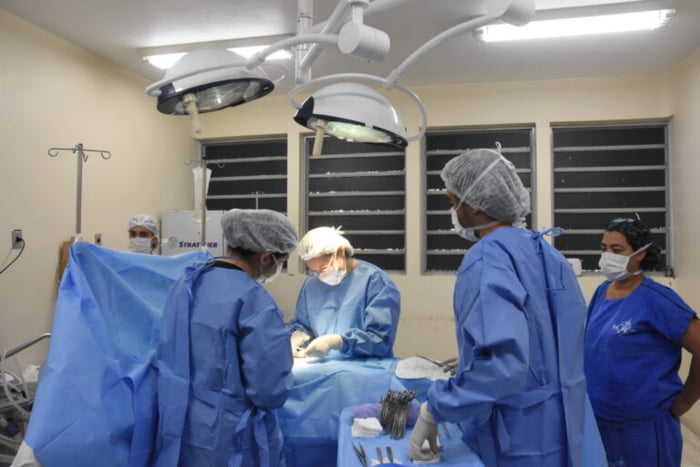 Fotografia colorida mostrando médicos e enfermeiros durante cirurgia-Metrópoles