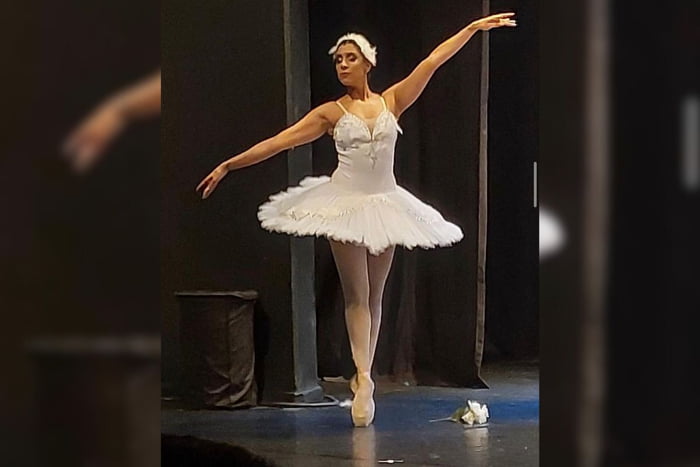 Foto mostra a bailarina Fernanda Bota, que tinha malformação arteriovenosa cerebral (MAV) - Metrópoles