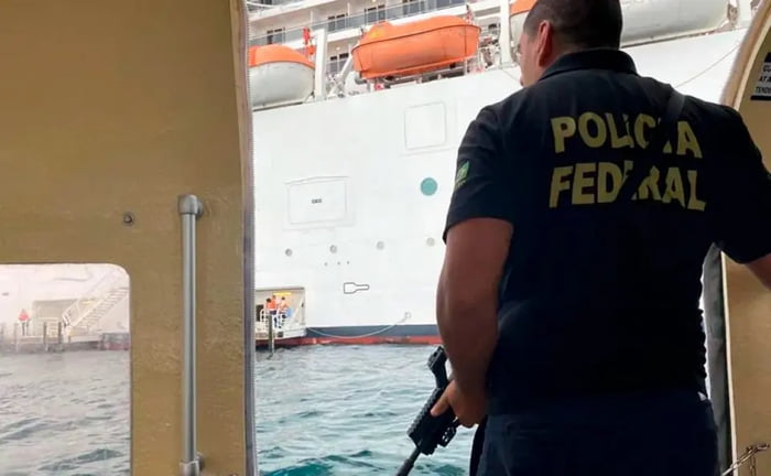 Policial Federal de costas durante operação no Navio do Cabaré - Metrópoles