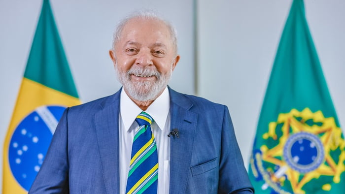 PGR Foto colorida do presidente Lula, com bandeira do Brasil ao fundo - Metrópoles