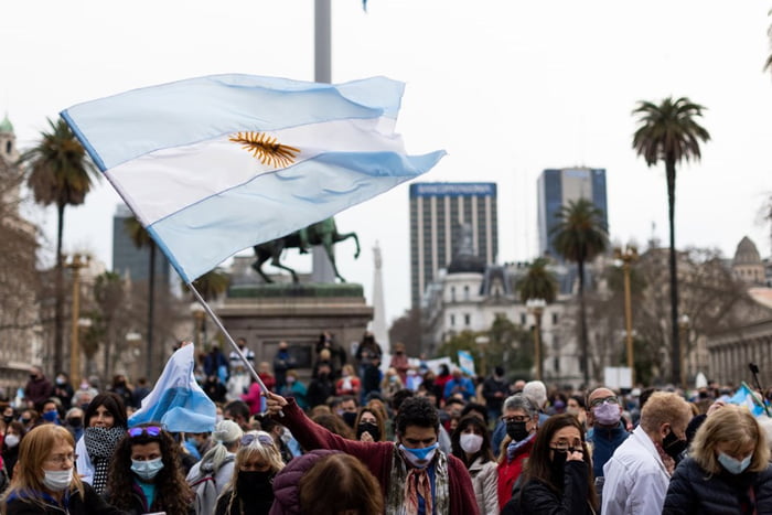 Pessoas protestam nas ruas de Buenos Aires, na Argentina - Metrópoles