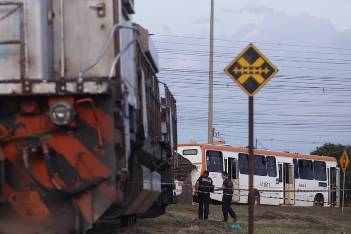 Colisão entre trem e carros de passeio na Estrutural deixa 1 vítima fatal e 5 feridos 7