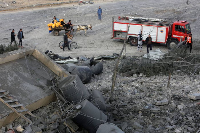 Imagem colorida mostra Moradores realizam esforços de busca e resgate após um ataque israelense: Hamas e Israel fizeram acordo de trégua - Metrópoles