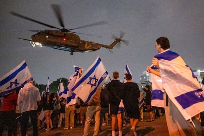Imagem colorida mostra Comemoração em Israel pela chegada de mais reféns libertados pelo Hamas - Metrópoles