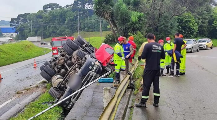 Caminhão carregado com trigo tomba, e acidente mata motorista no Contorno Leste de Curitiba