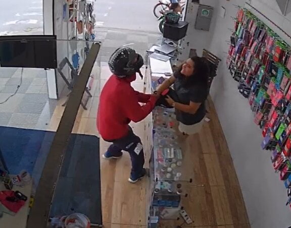 Imagem de câmera de segurança mostra mulher tomando arma de ladrão