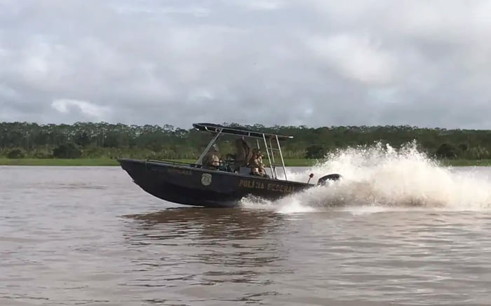 barco da policia federal na amazonia