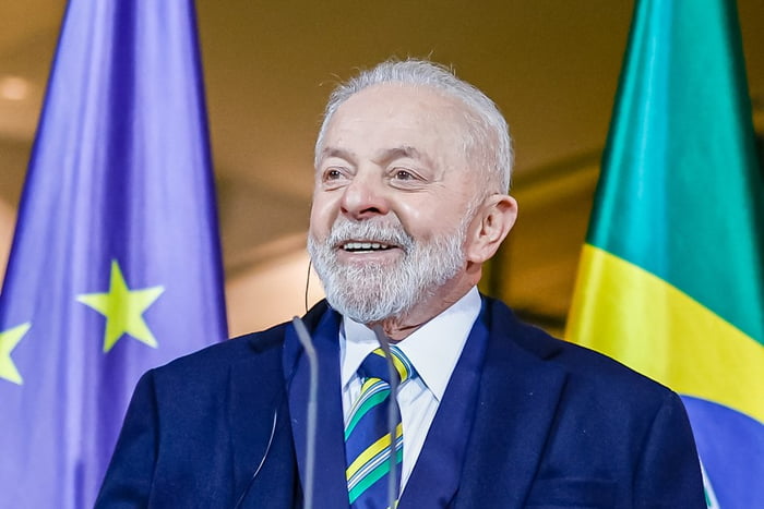 Imagem do presidente Lula com bandeiras da União Europeia e Brasil ao fundo - Metrópoles