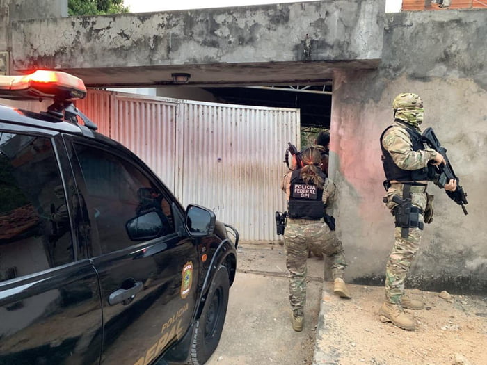 Polícia Federal combate tráfico internacional de drogas e armas