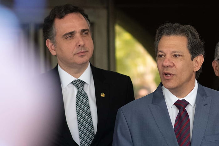 Imagem colorida do presidente do senado, Rodrigo Pacheco, e do ministro da Fazenda, Fernando Haddad