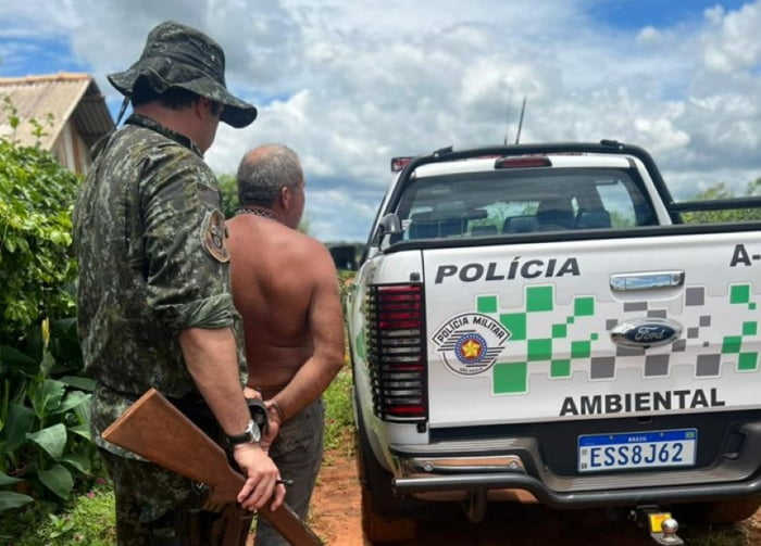 foto colorida de policial ambiental que prendeu no interior de SP homem acusado de homicídio em SC - Metrópoles