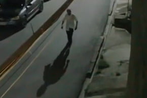 Imagem de homem caminhando sozinho, à noite, pela rua - Metrópoles