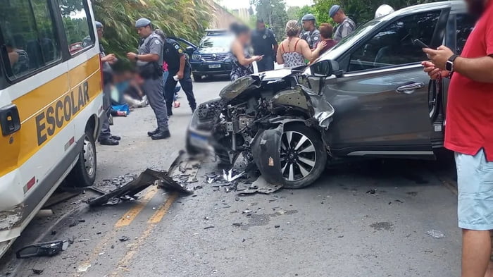 Imagem de carro preto com parte dianteira esquerda destruída após batida com van escolar - Metrópoles
