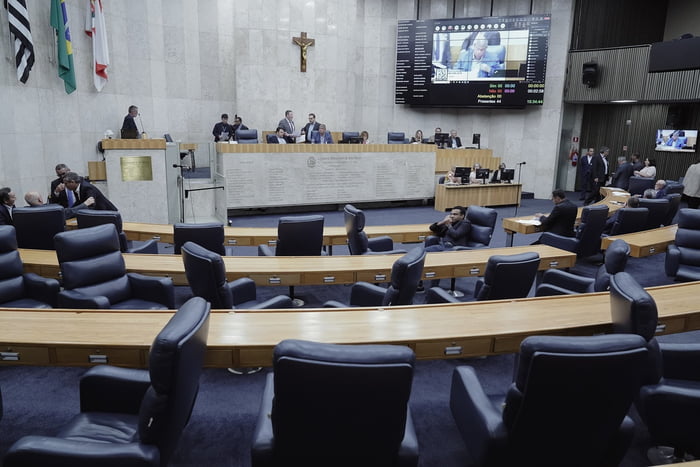 Imagem colorida mostra o plenário da Câmara Municipal de SP com a maioria de cadeiras vazias na discussão do zoneamento da cidade - Metrópoles