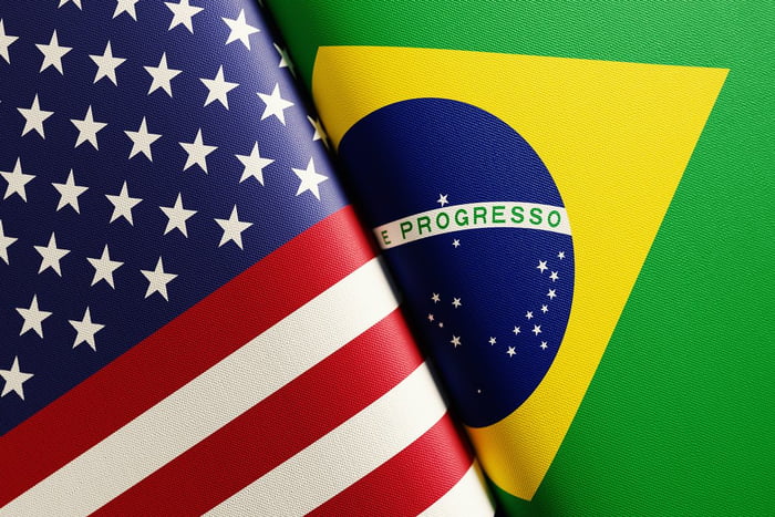 Ilustração de bandeiras dos Estados Unidos e do Brasil, uma ao lado da outra - Metrópoles