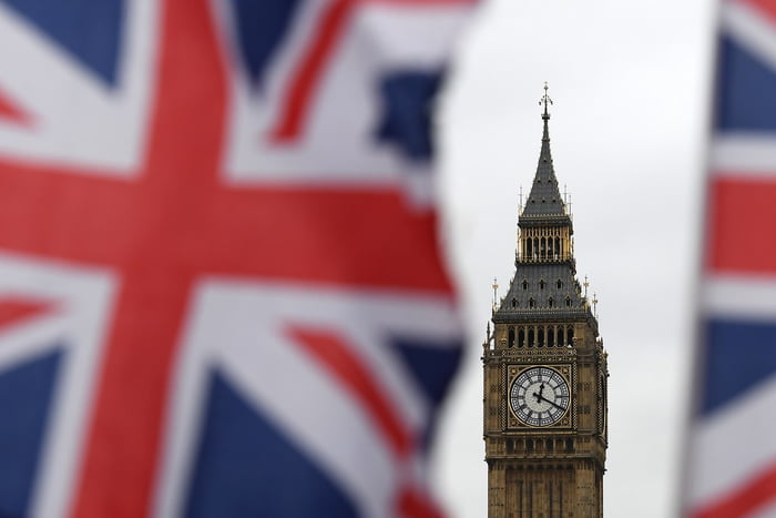 Imagem colorida da bandeira do Reino Unido, com o Big Ben ao fundo - Metrópoles