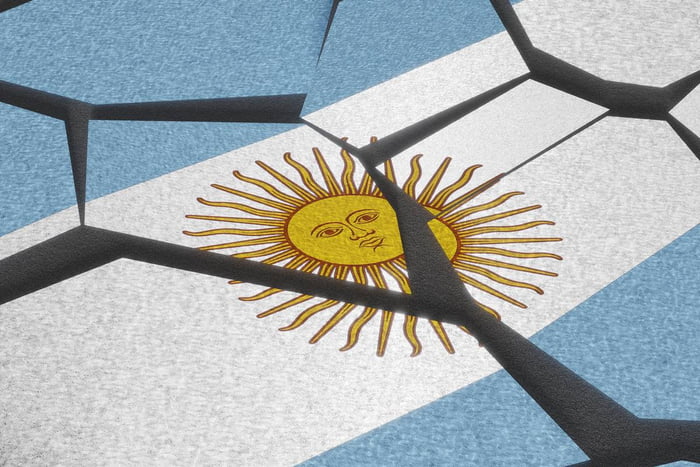 Imagem da bandeira da Argentina em pedaços - Metrópoles