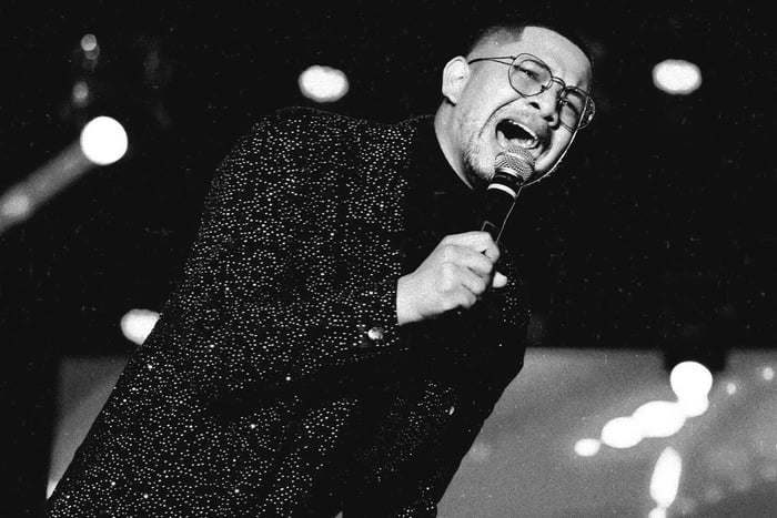 Foto em preto e branco do cantor gospel Pedro Henrique - Metrópoles