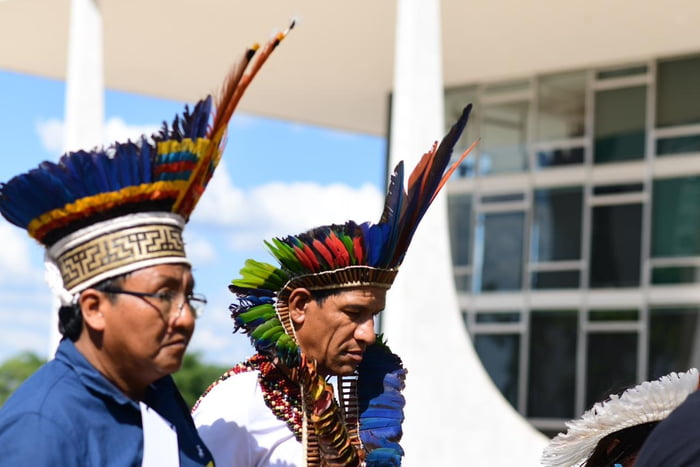 Foto colorida de indígenas em Brasília - Metrópoles