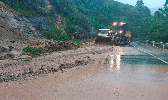 Imagem colorida mostra estrada bloqueada após enchentes e deslizamentos de terra - Metrópoles