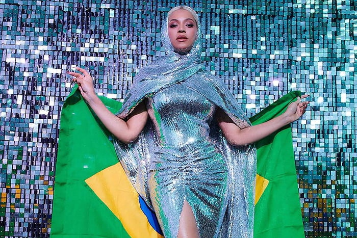 Na imagem com cor, Beyoncé surgiu no Brasil - Metrópoles