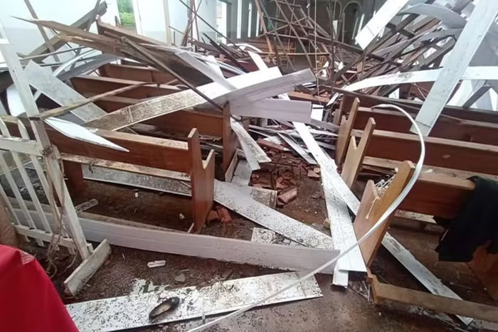 Imagem colorida de igreja em Minas Gerais destruída após desabamento