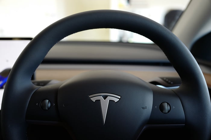 Imagem de volante de carro da Tesla - Metrópoles