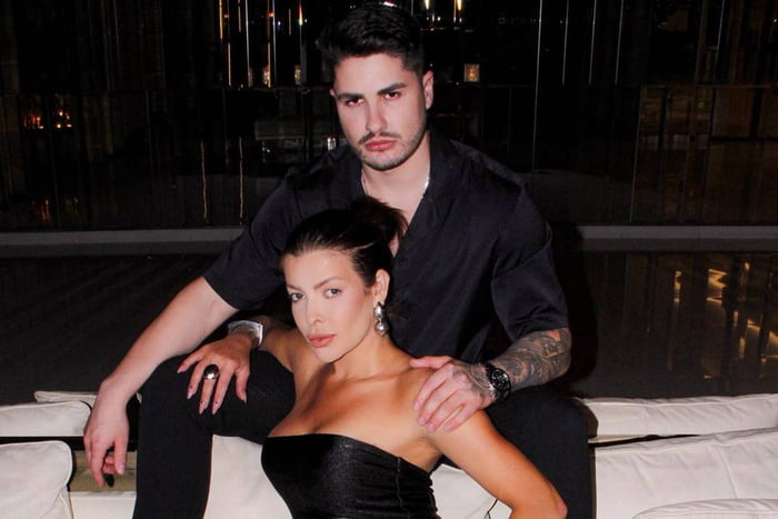 Lucas Souza e Jaquelline Grohalski sentados em sofá e vestidos de preto - Metrópoles