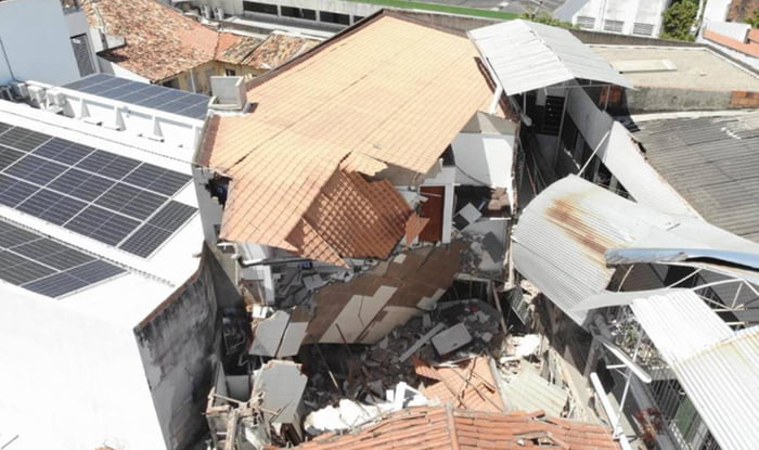 imagem colorida de prédio destruído em Aracaju (SE) - Metrópoles