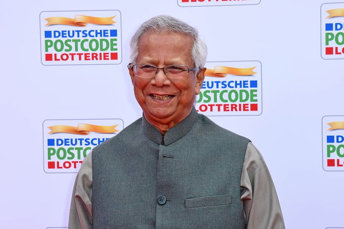 Imagem colorida mostra o banqueiro Muhammad Yunus, que recebeu o Prêmio Nobel da Paz, em evento - Metrópoles