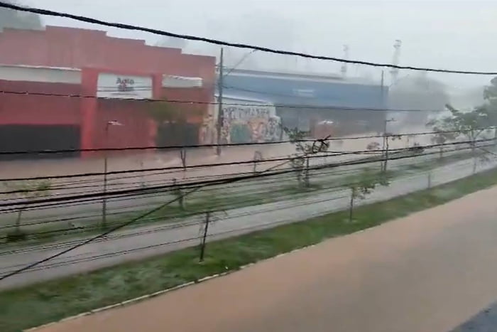 Foto colorida de estragos deixado pela chuva em Minas Gerais - Metrópoles