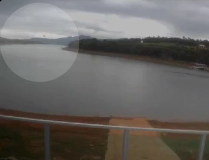 Imagem mostra helicóptero caindo no Lago de Furnas, em MG