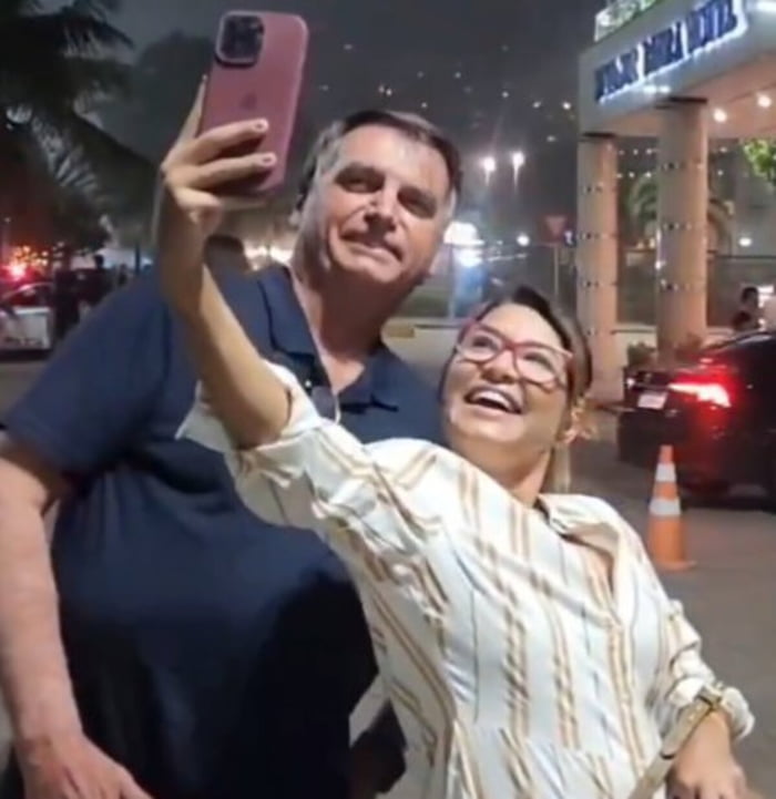 Imagem do ex-presidente Jair Bolsonaro tirando uma foto com uma apoiadora que é parecida com a atual primeira-dama, Janja