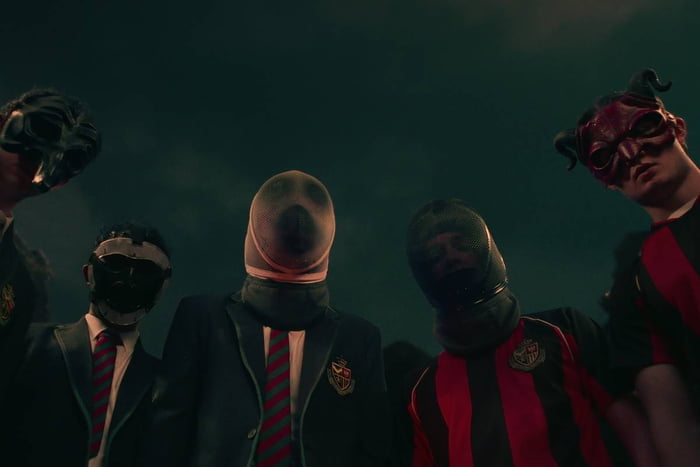 Cinco homems com blusas e máscaras assustadoras - Metrópoles