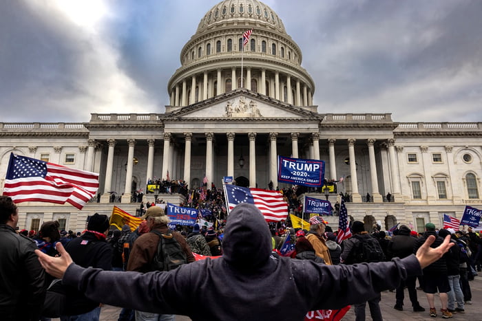 Imagem colorida mostra apoiadores de trump em invasão ao capitólio em seis de janeiro - Metrópoles