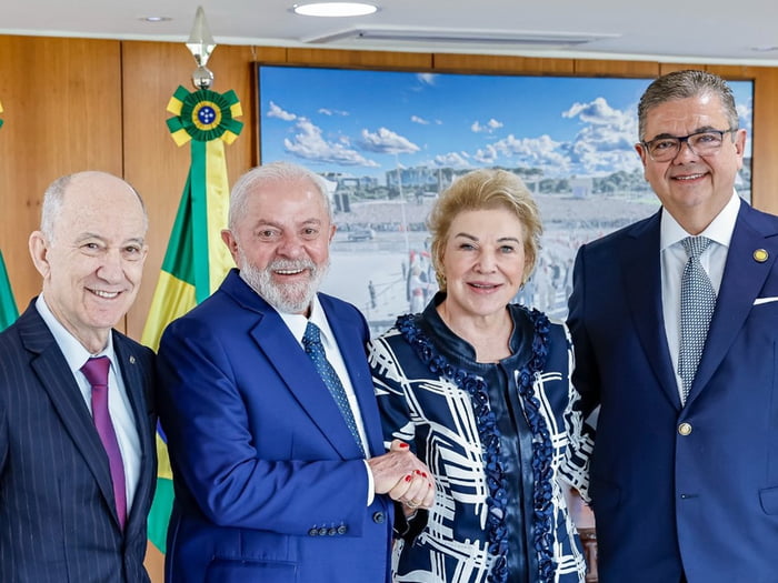 Imagem colorida mostra Rui Falcão, Lula, Marta e Márcio Toledo, sorrindo em uma foto posada, com lula de mãos dadas para marta, todos olhando para a Câmara, no Palácio do Planalto - Metrópoles