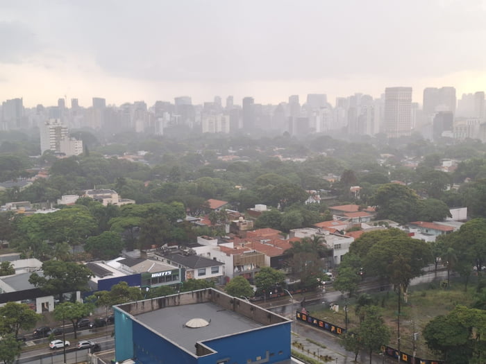 Imagem mostra chuva sobre bairro arborizado - Metrópoles