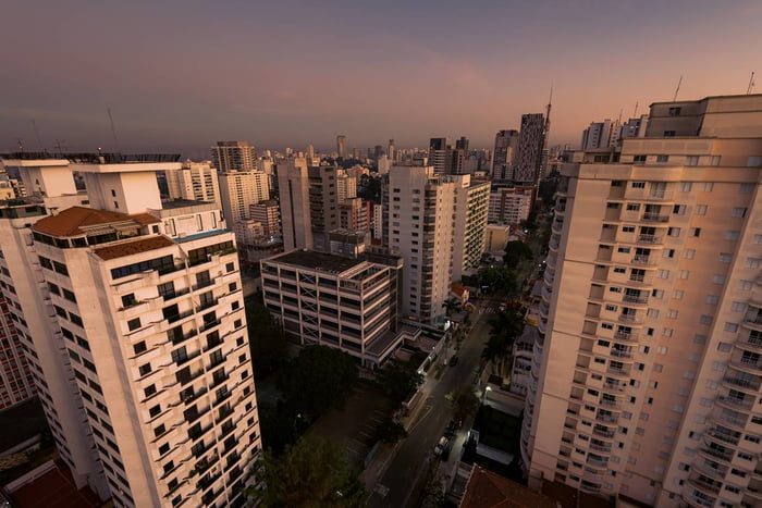 Imagem de prédios na cidade de São Paulo, ao entardecer - Metrópoles