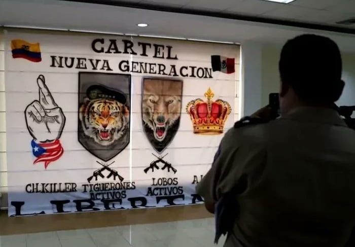 Foto colorida de mural com símbolos de gangues de Equador - Metrópoles