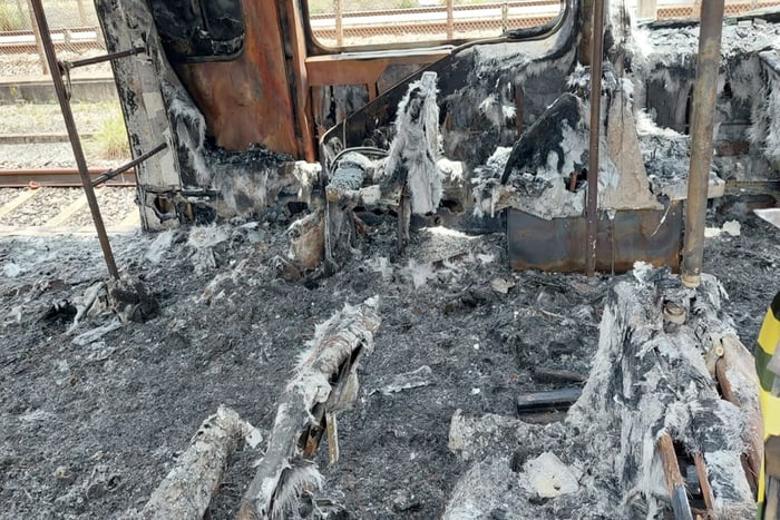 imagem colorida de vagão do Metrô-DF destruído por incêndio
