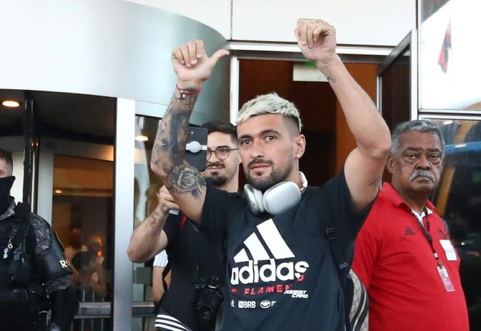 Imagem mostra Arrascaeta saudando torcida do Flamengo na porta do hotel em que equipe ficará hospedada em Manaus