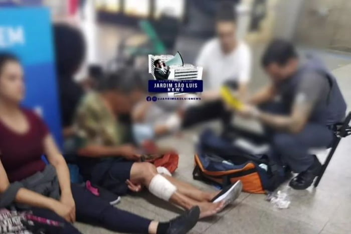 Imagem colorida mostra agente da ViaMobilidade atendendo um dos feridos após um tumulto na estação Santo Amaro, em São Paulo, causado por uma briga entre ambulantes - Metrópoles