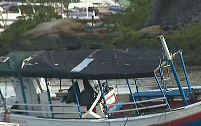 Imagem colorida de Barco naufragado na Bahia