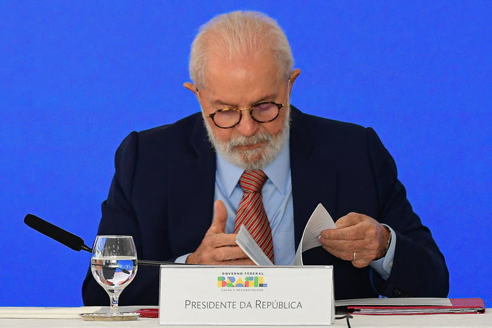 Presidente Luis Inacio Lula da Silva lendo relatório em coletiva de imprensa