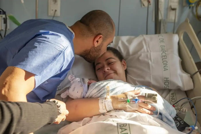 Imagem colorida de homem, mulher e bebê no hospital- MEtrópoles