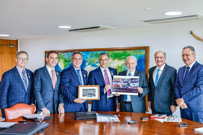 Imagem colorida do presidente Lula, com vice-presidente Alckmin e ministro Rui Costa, em reunião com representantes da General Motors - Metrópoles